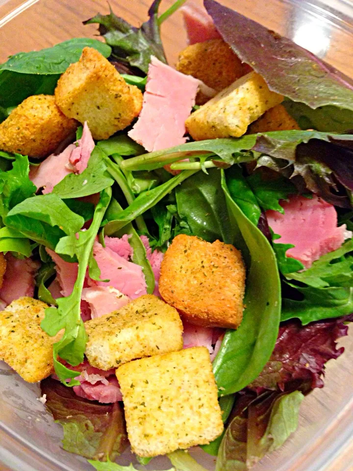 Salad with slices of ham and croutons.|AAさん