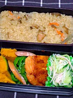 お弁当（鶏ごぼうご飯、焼き魚（サーモン）、春雨サラダ、かぼちゃのバター醤油ソテー、ピーマンとウインナーの炒め物）|すーさん