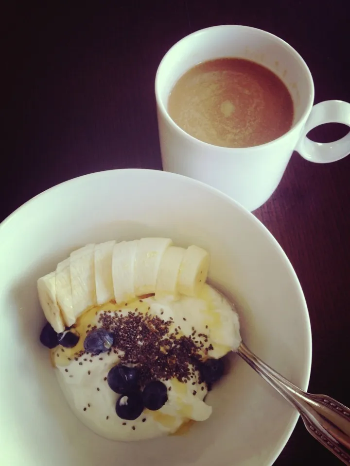 Greek yogurt n fruits 🍌🍇☕|Prae~*さん