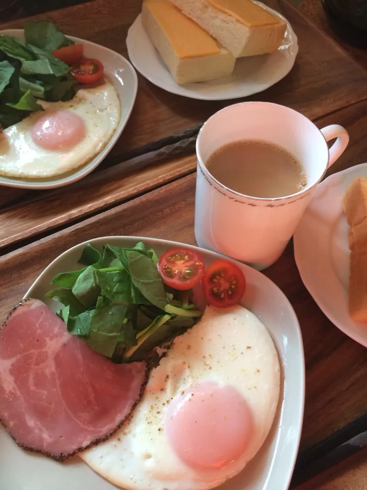 Snapdishの料理写真:チーズトースト、目玉焼き・ハム＆サラダ、カフェオレ|charさん