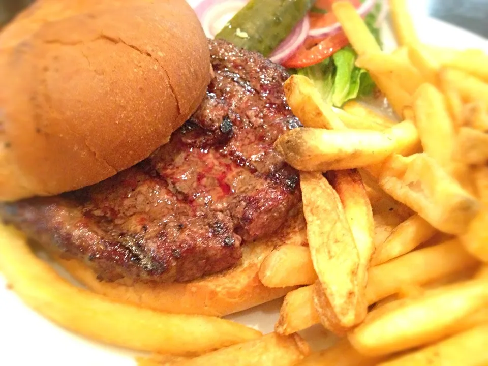 Medium rare hamburger and fries|Johnnyさん