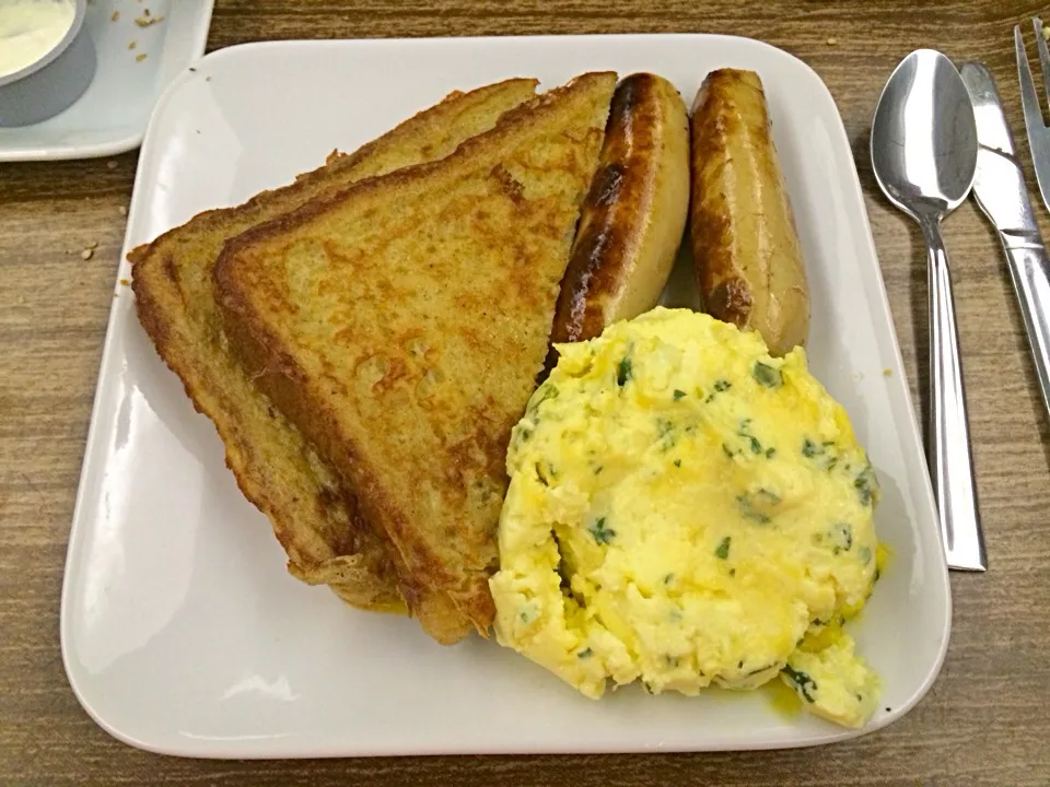 French toast eggs and chicken sausage breakfast on Delta Biz class.|Johnnyさん