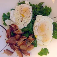 Poached eggs on bed of kale and bacon|courtneyさん