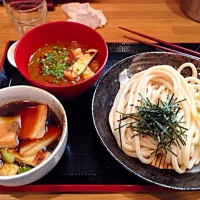 Snapdishの料理写真:ダブルうどん 肉汁／カレー|たんぐるさん