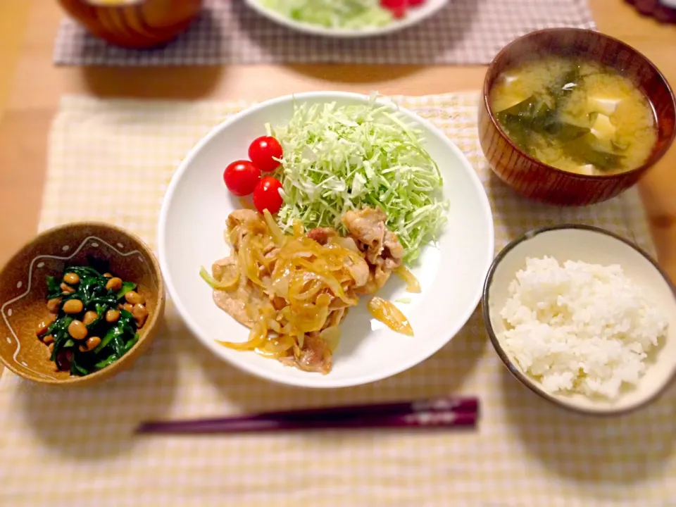 タモさんの生姜焼き、豆腐とわかめの味噌汁、ニラ納豆、ご飯。|あすみさん