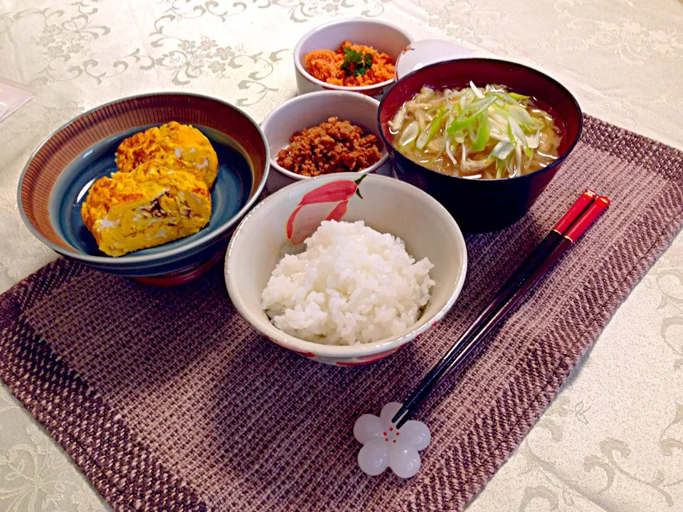 我が家の定番 煮干しダシのお味噌汁【大根と油揚げ】＆卵焼き＆鶏そぼろ＆鮭フレーク【市販品】|デミさん