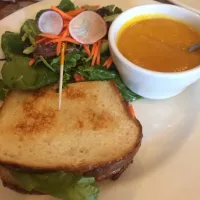 Squash&Carrot Soup, Grilled Chicken Sandwich, Garden Salad|Sophiaさん