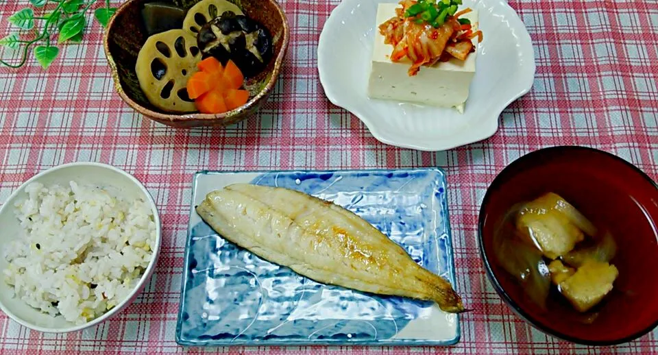 Snapdishの料理写真:ほっけ、キムチのせ豆腐、根菜の煮物、すり身のお吸い物、雑穀米|M♡mamaさん