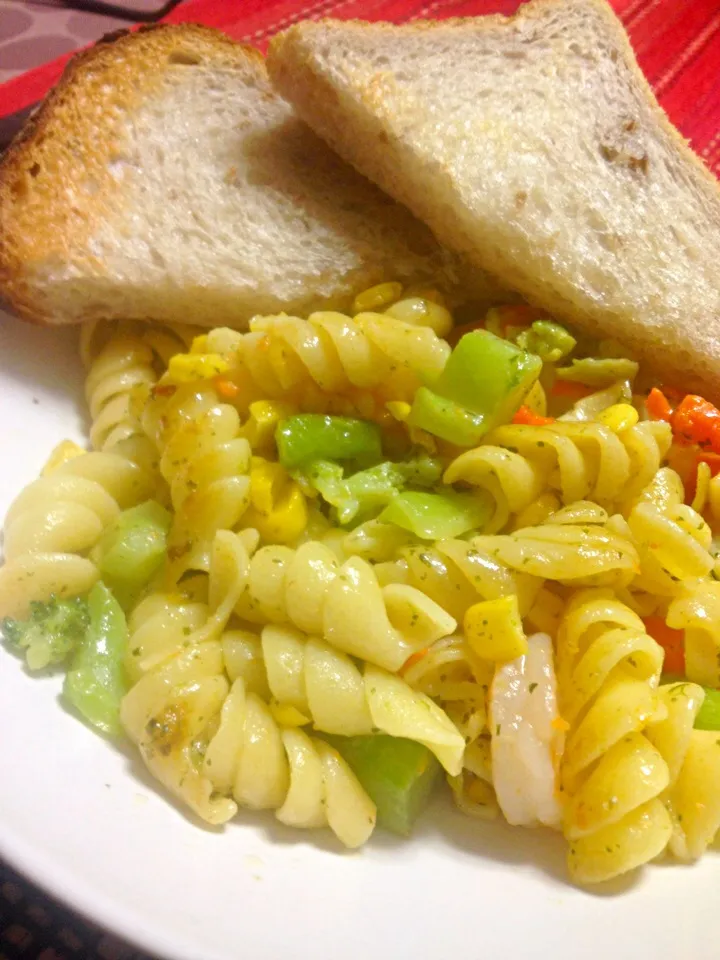 Pasta on vege with toast for Friday night.|Mariさん