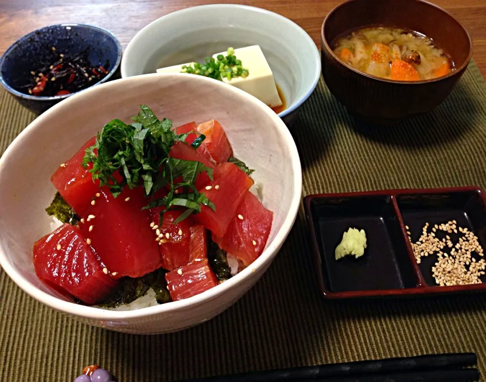 鮪の漬け丼、ひじき煮とカリカリ梅和え、湯豆腐、豚汁|サチさん