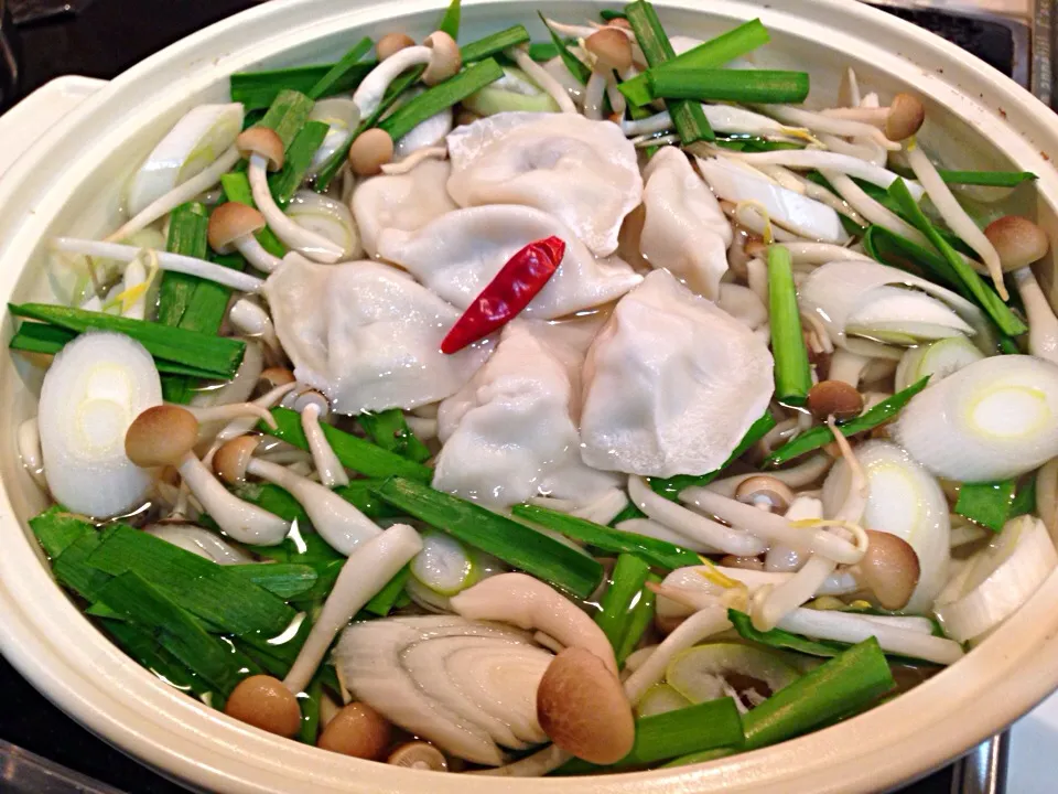 食の楽しさ無限大！ ＦＯＯＺＡさんの料理 ラー油水餃子鍋|suzukaさん