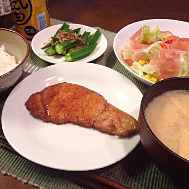 豚味噌漬け オクラ 生ハムサラダ もやし味噌汁|さるさん