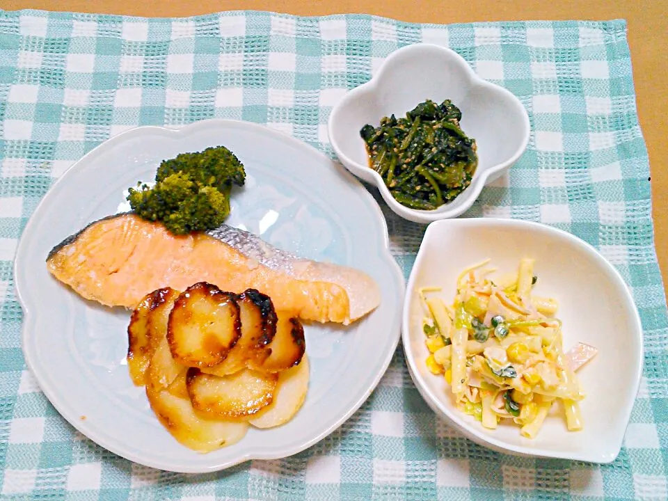 カンタン生鮭の塩麹漬け蒸し焼き　マカロニサラダ　ほうれん草胡麻和え|エツ次郎さん