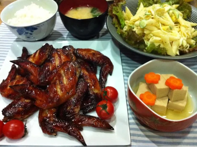 手羽先ニンニク醤油パリパリ焼き・高野豆腐の含め煮・さつまいもマカロニサラダ・白菜ほうれん草味噌汁|まーままさん