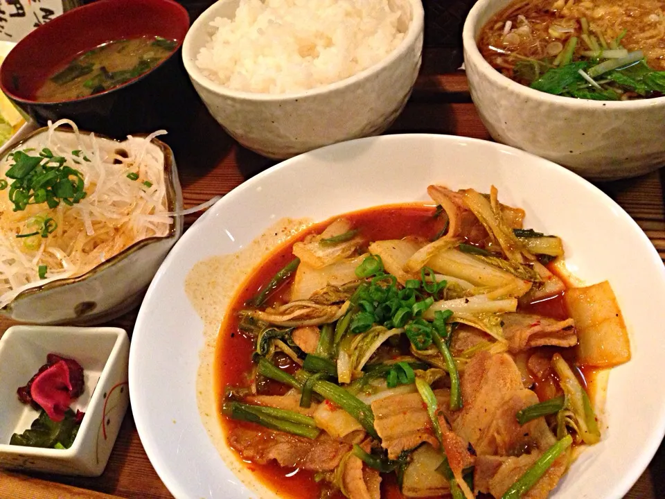 Snapdishの料理写真:豚キムチいため定食温蕎麦付@もり兵衛(葉山)|塩豚骨さん