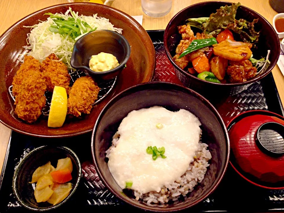 カキフライ定食890＋ミニ鶏と野菜の黒酢あん350＋とろろ70=1,350円也|秋山知隆さん