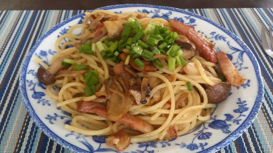 Snapdishの料理写真:秋っぽくキノコの和風パスタ作成。バターと醤油と昆布出汁は良く合う！|SATOSHI OOCHIさん