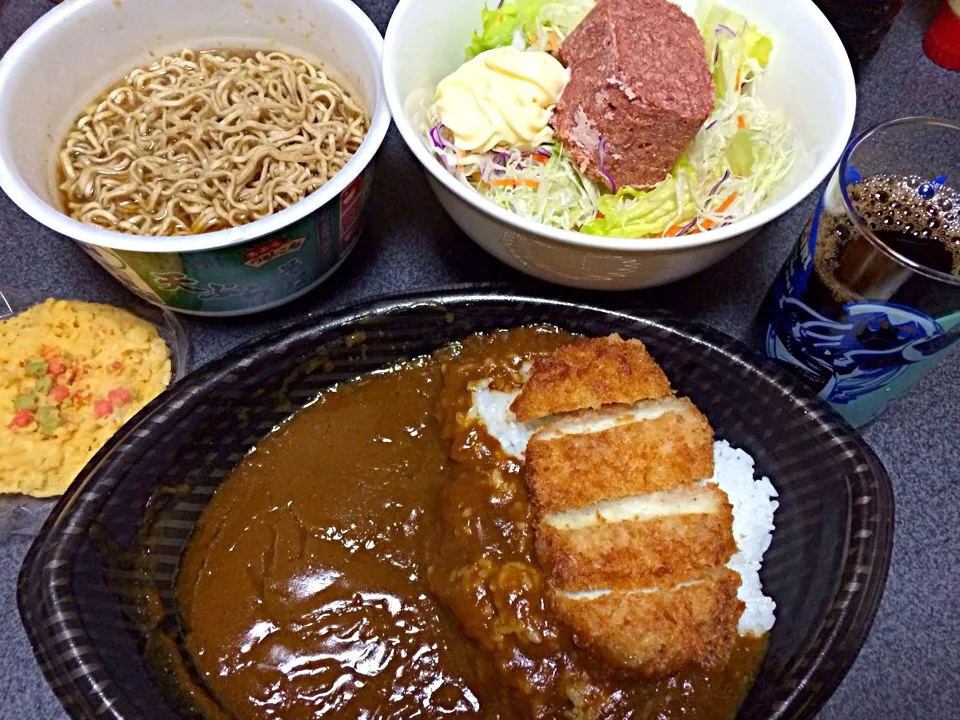 #夕飯 チキンカツカレー、コンビーフサラダ、コーヒー、天ぷらそば。天ぷらは食べない派です。|ms903さん