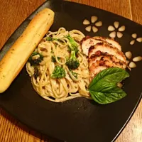 Snapdishの料理写真:chicken alfredo tossed with broccoli and a garlic bread stick on the side!!!|Chefjefesmallsさん