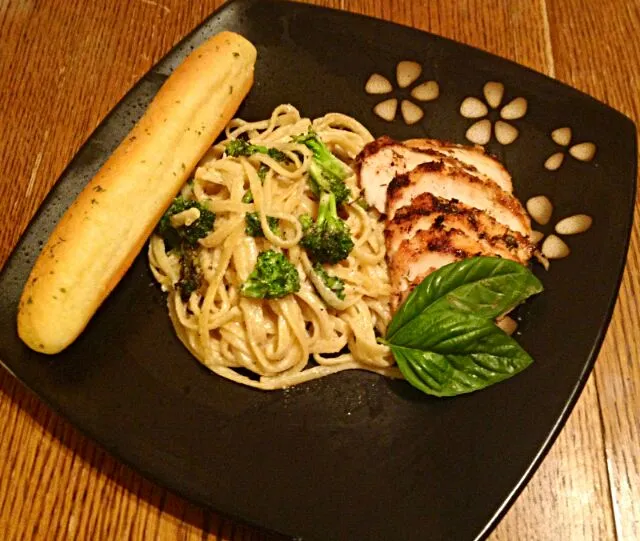 Snapdishの料理写真:chicken alfredo tossed with broccoli and a garlic bread stick on the side!!!|Chefjefesmallsさん