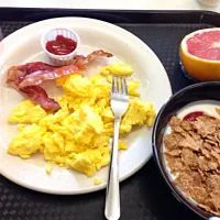 Choco soymilk, eggs, bacon, yogurt, grapefruit|joie chowさん