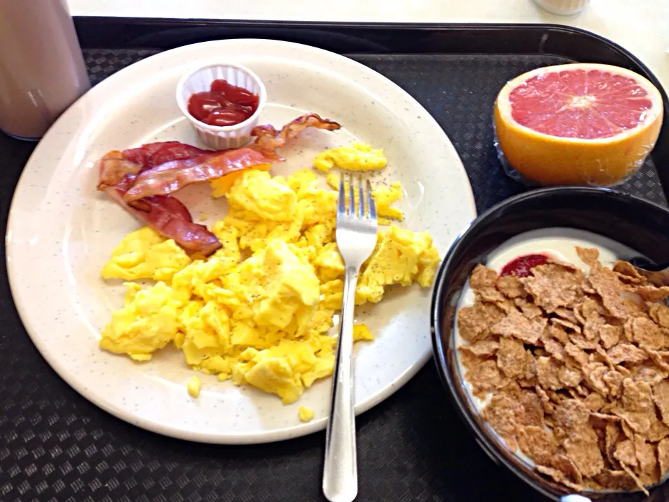 Snapdishの料理写真:Choco soymilk, eggs, bacon, yogurt, grapefruit|joie chowさん