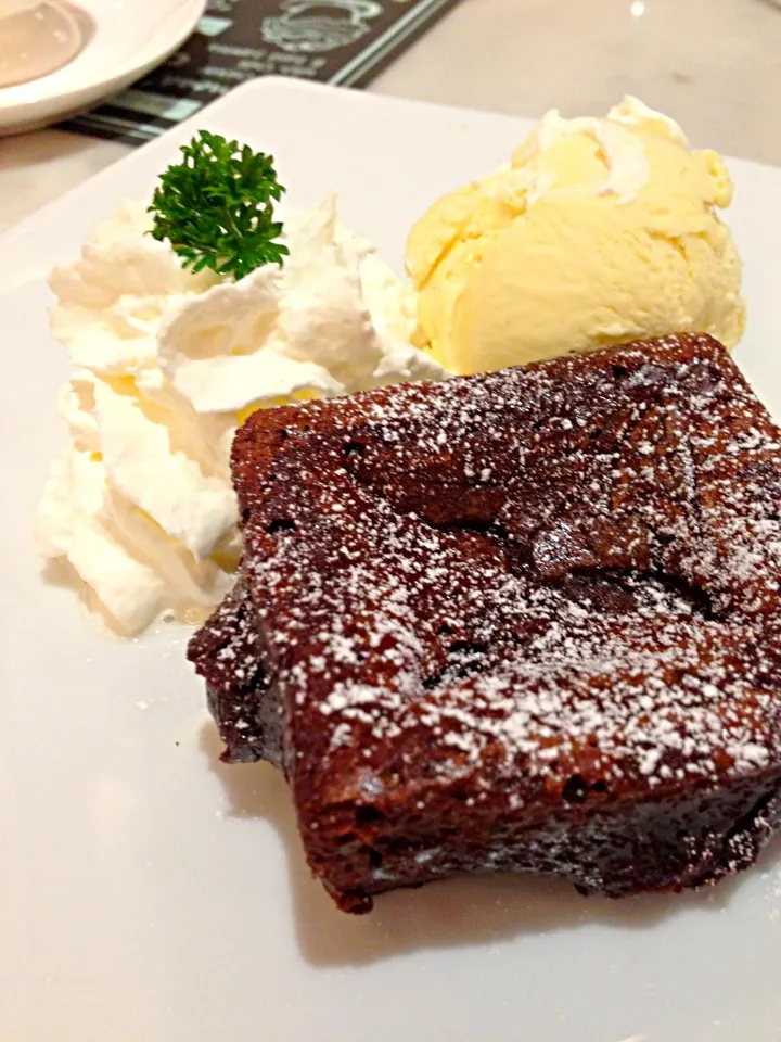 Sticky chocolate lava with vanilla ice cream|PhUnGさん