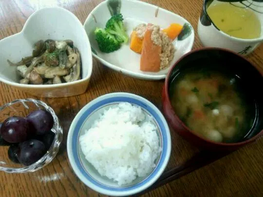 ブランチ、今日は和食(南瓜のそぼろあんかけ、ブロッコリーの生姜しょう油和え、キノコの蒸し焼き、お麩の味噌汁)|Rogerinaさん