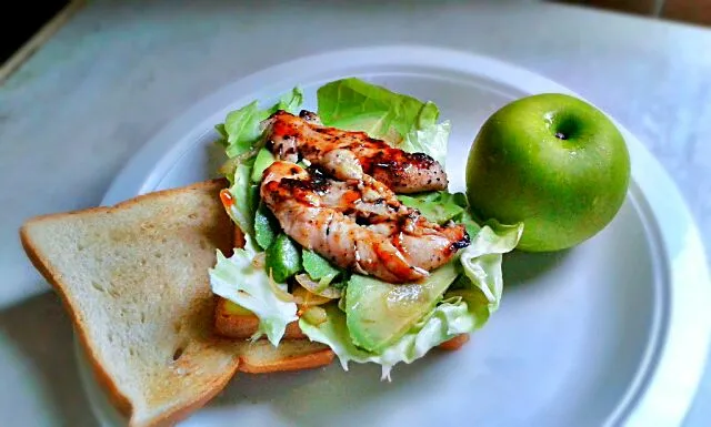 Snapdishの料理写真:Chicken Sandwich with green apple as a side dish.|Muniiba Shahrol-Zakiさん