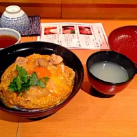 Snapdishの料理写真:名物 親子丼 & 鶏スープ|カツゴンさん