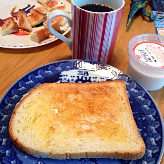 金の食パン 杏仁豆腐 コーヒー|さるさん