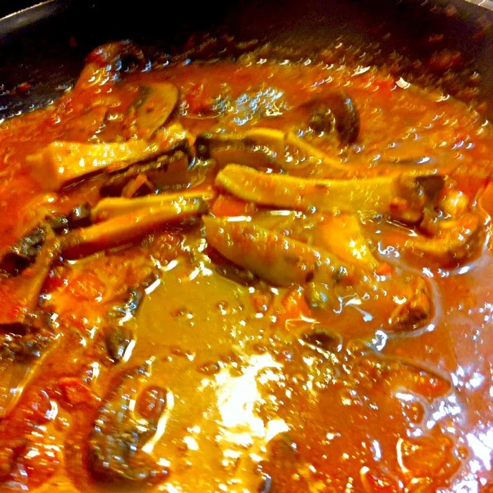 Mushrooms in tomato sauce|virginia frasseさん