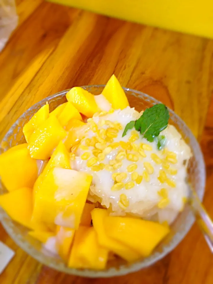 Snapdishの料理写真:Mango sticky rice at chatuchat market|Tommy Limさん