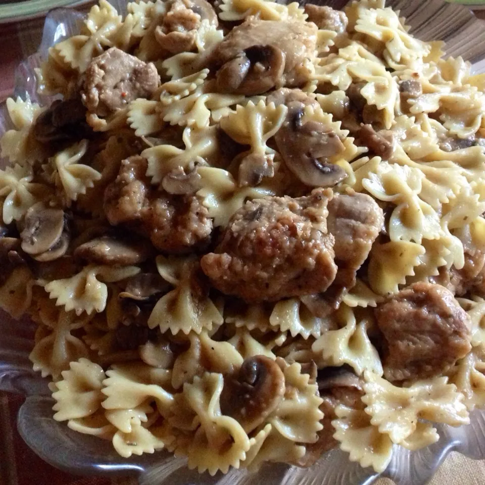 Snapdishの料理写真:Chicken Marsala with Bow-tie Pasta|Araleielさん