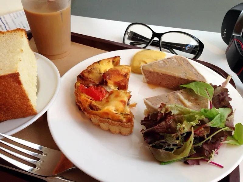 Snapdishの料理写真:Quiche, Pate de campagne|chan mitsuさん