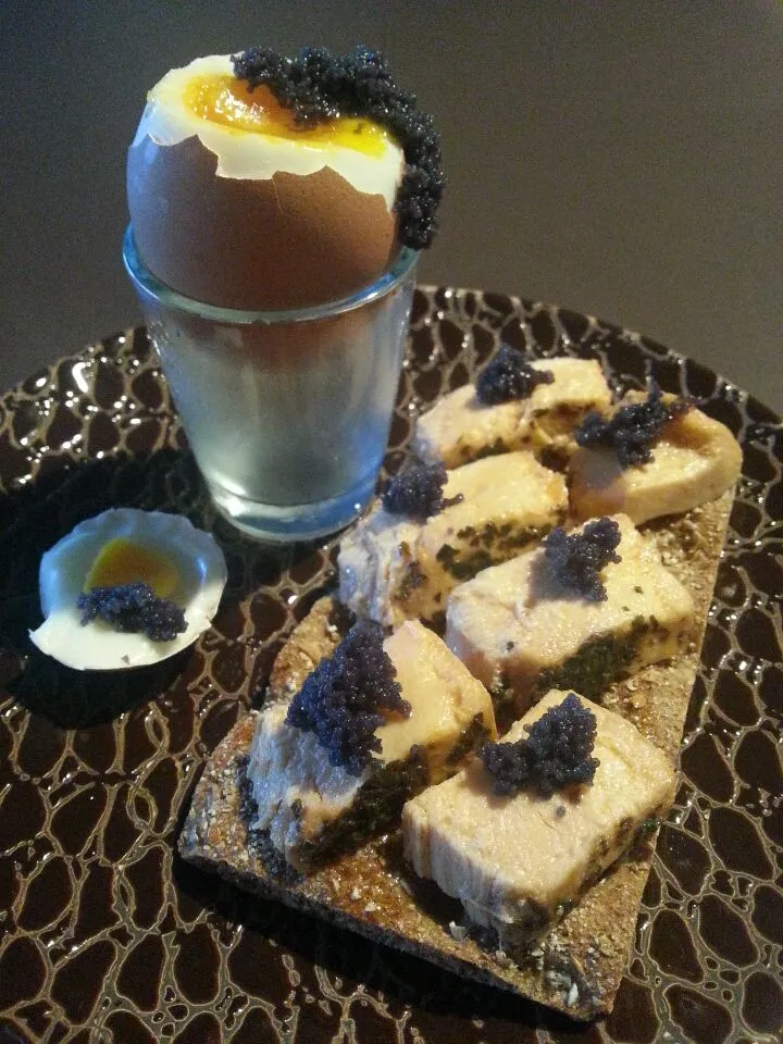 Swedish knäckebröd with lemon salmon and an egg with herring caviar|Frank&Jolanda - Eteninbeeldさん