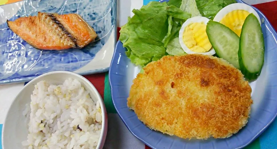 ポテトチーズコロッケ、焼き鮭、ごはん|M♡mamaさん