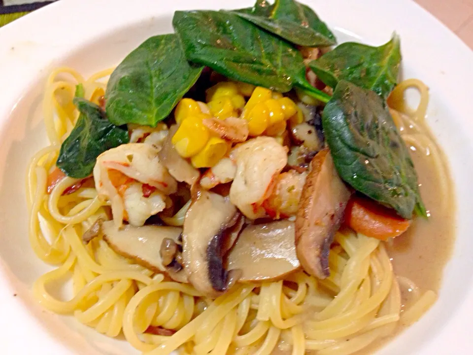 Linguine with prawns and portobello mushroom in carbonara sauce|sgさん