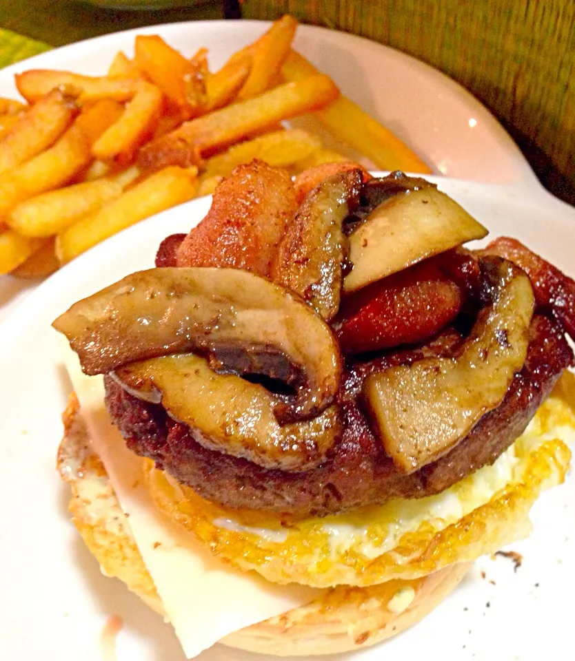 Beef burger with mozzarella cheese , bacon, egg and portobello mushrooms|sgさん