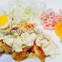 Snapdishの料理写真:チキン南蛮ととれたて野菜のサラダ|まっきーさん