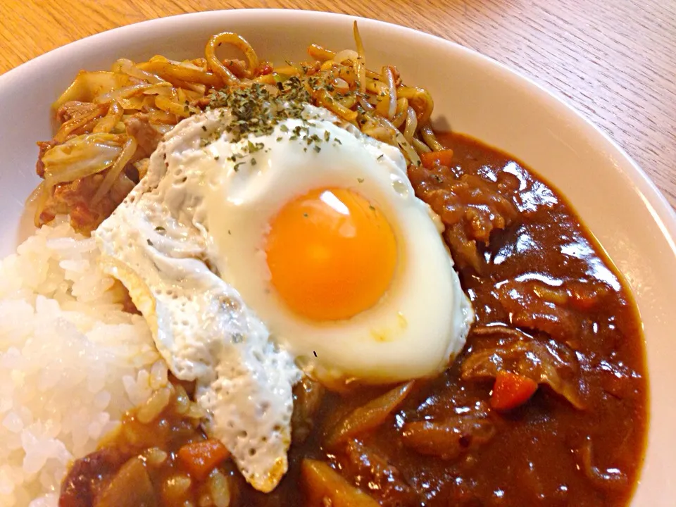 牛すじカレー焼きそば目玉のせ|みんちさん