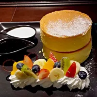 石屋製菓のホットケーキ
日曜日に行ったんですが人気で運ばれてくるまでに30分ぐらいかかりました

でも、中がふわふわだしソースも2種類あるので違う味が楽しめて美味しかったです(๑´ڡ`๑)♡|しずさん