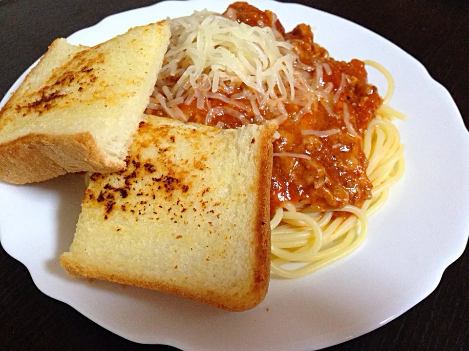 Spaghetti with Garlic Bread🍝🍴|Sugar Saccharineさん