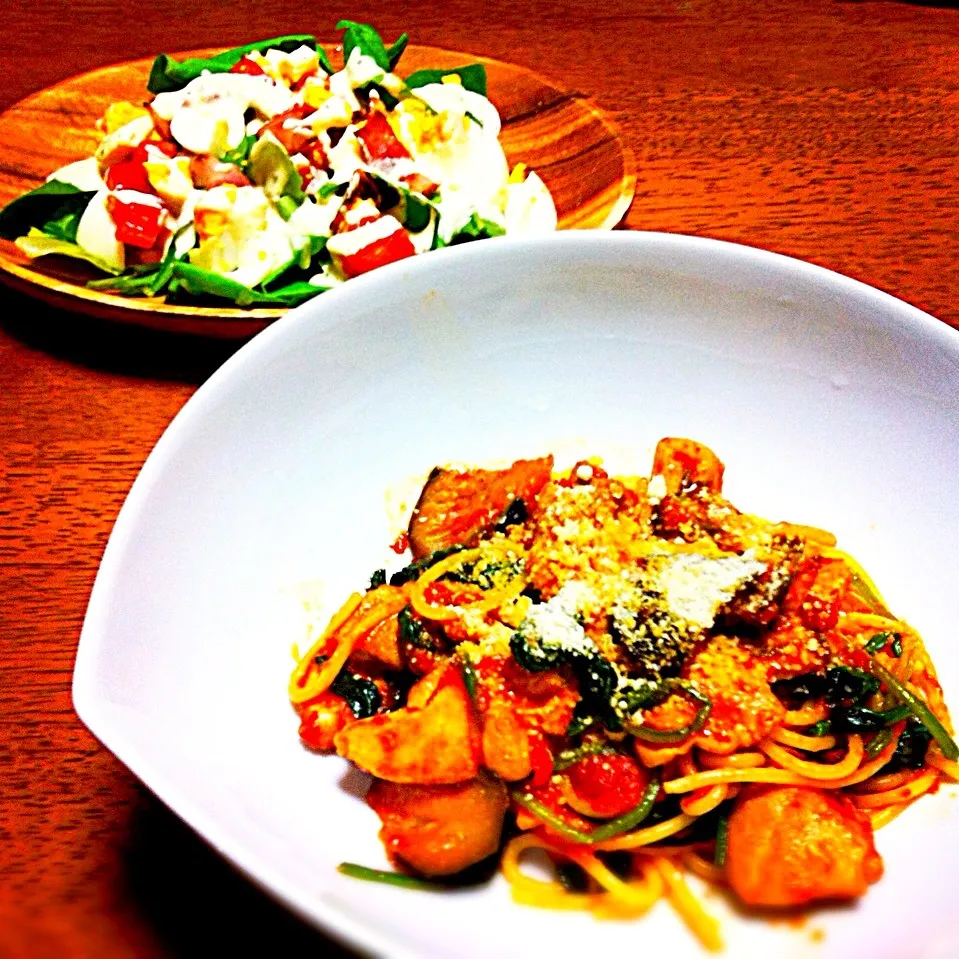 チキンと茄子とほうれん草のトマトソースパスタ＆シーザーサラダ|松田祐貴子さん