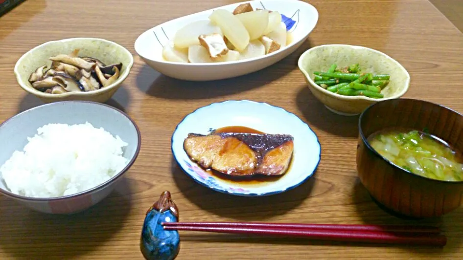 ・鰤の照り焼き
・インゲンの和え物
・大根と厚揚げの炊いたん
・蒸し椎茸（ブラックペッパーかけ）
・白菜と蕪の葉の味噌汁|ようかんさん