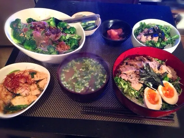 チャーシュー丼、肉豆腐、アンチョビドレサラダ、箸休めきゅうり、あさりのお味噌汁、明太子|ayumiさん