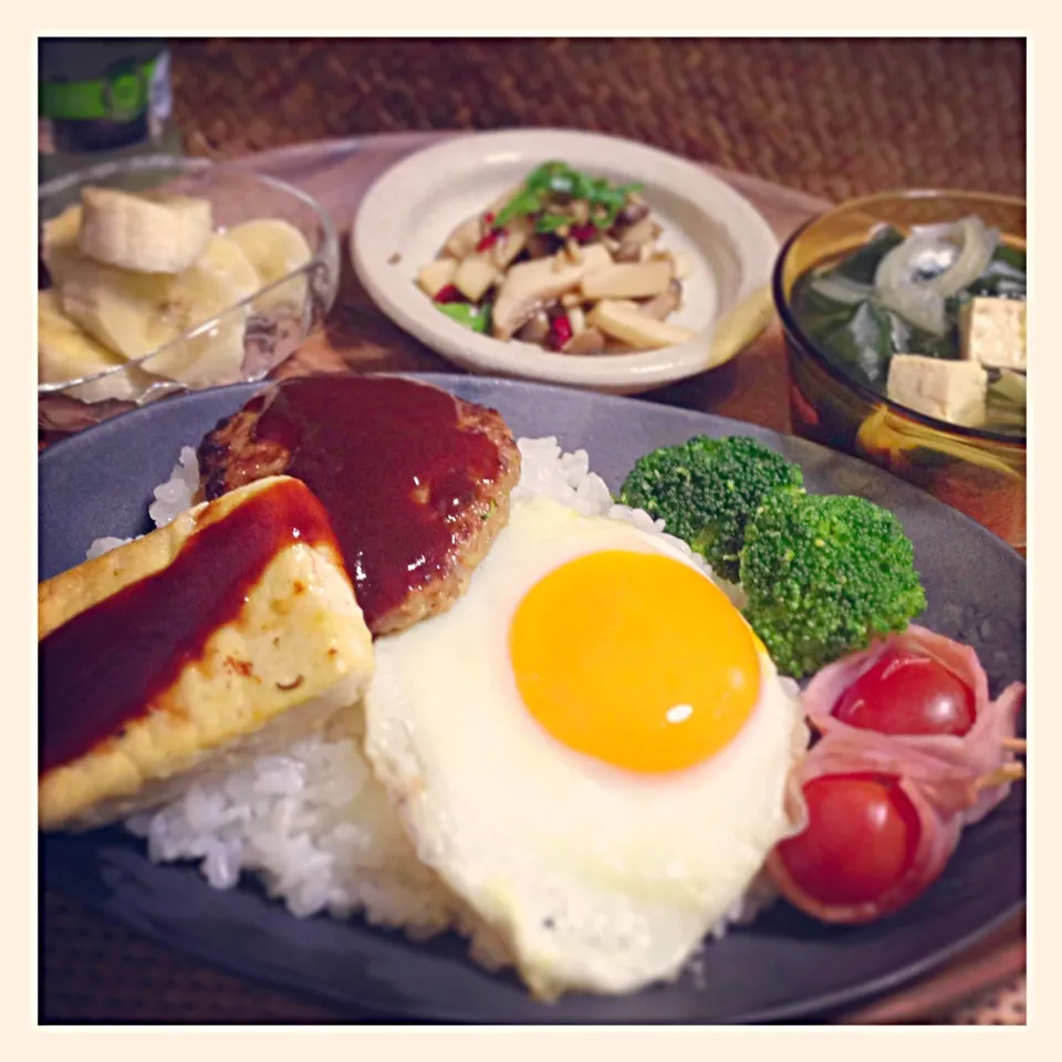 ハンバーグと豆腐のロコモコ丼／トマトベーコン／ブロッコリー／わかめ豆腐スープ／エリンギしめじの南蛮漬け／バナナ|mogwaiさん