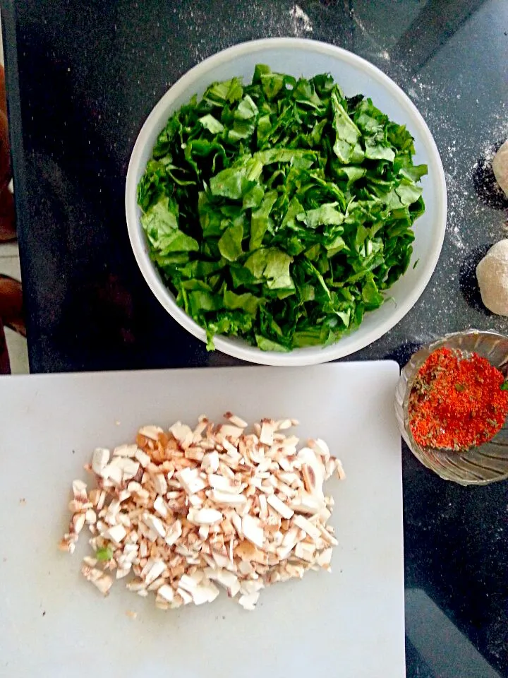 Snapdishの料理写真:chopping spinach for a quick super dinner|Denimoholicさん