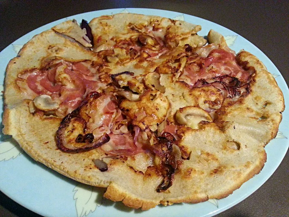 Boerenpannenkoek
Dutch farmers pancake with panchetta,  onion, mushroom and cheese|Frank&Jolanda - Eteninbeeldさん