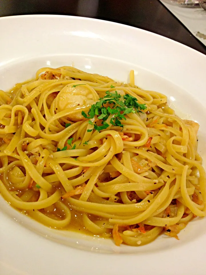 Snapdishの料理写真:Seared scallop and prawn linguine|prissyさん